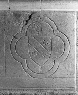 Armes d'Amé de Chalon sur le faux tombeau de la 9ème grande arcade nord. © Région Bourgogne-Franche-Comté, Inventaire du patrimoine