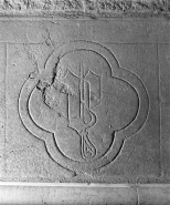 Monogramme d'Amé de Chalon sur le faux tombeau de la 9eme grande arcade nord. © Région Bourgogne-Franche-Comté, Inventaire du patrimoine
