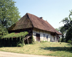 Façades antérieure et latérale gauche en 1990. © Région Bourgogne-Franche-Comté, Inventaire du patrimoine