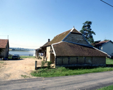 Ferme située route de Fontainebrux, près de l'étang : vue d'ensemble. © Région Bourgogne-Franche-Comté, Inventaire du patrimoine