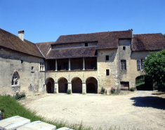 Galeries de la cour intérieure. © Région Bourgogne-Franche-Comté, Inventaire du patrimoine