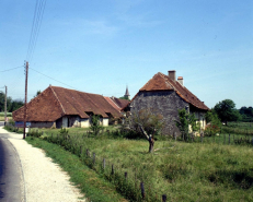 Ferme : bâtiment d'habitation et bâtiment agricole. © Région Bourgogne-Franche-Comté, Inventaire du patrimoine