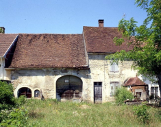 Façade antérieure vue de face en 1990. © Région Bourgogne-Franche-Comté, Inventaire du patrimoine