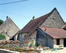 Ferme : façades latérale droite et antérieure. © Région Bourgogne-Franche-Comté, Inventaire du patrimoine