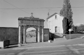 Vue rapprochée du portail d'entrée et de la maison du gardien. © Région Bourgogne-Franche-Comté, Inventaire du patrimoine