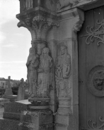 Sculptures à gauche de la porte. © Région Bourgogne-Franche-Comté, Inventaire du patrimoine