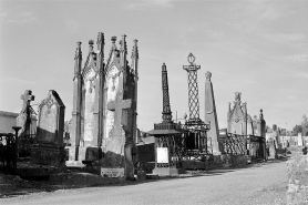 Tombeau de la famille Dufournel : de trois quarts droit, depuis l'allée. © Région Bourgogne-Franche-Comté, Inventaire du patrimoine