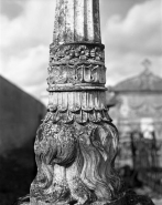 Flambeau renversé : détail de la partie inférieure. © Région Bourgogne-Franche-Comté, Inventaire du patrimoine