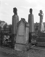 Stéle commémorant la création puis l'agrandissement du cimetière. © Région Bourgogne-Franche-Comté, Inventaire du patrimoine