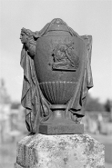 Tombeau de Stéphane-Eugène Roland, maître de forges : détail de l'urne voilée. © Région Bourgogne-Franche-Comté, Inventaire du patrimoine