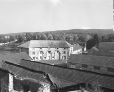 Site du haut fourneau : vue du magasin en arc de cercle, depuis l'abrupt. © Région Bourgogne-Franche-Comté, Inventaire du patrimoine