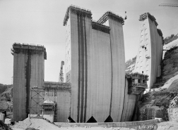 Barrage - Vue d'ensemble des plots PQ à CD - Vue de l'amont. © Région Bourgogne-Franche-Comté, Inventaire du patrimoine