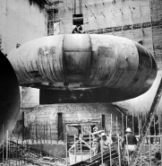 Bâche métallique CAFL en cours d'acheminement par le pont roulant et avant sa mise en place sur sa murette support. © Région Bourgogne-Franche-Comté, Inventaire du patrimoine