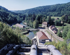 Le site depuis le haut de la conduite forcée. © Région Bourgogne-Franche-Comté, Inventaire du patrimoine