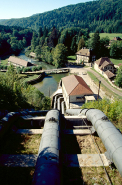 Le site depuis le haut de la conduite forcée (cadrage vertical). © Région Bourgogne-Franche-Comté, Inventaire du patrimoine