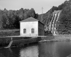 Façade latérale droite de la centrale et conduite forcée. © Région Bourgogne-Franche-Comté, Inventaire du patrimoine