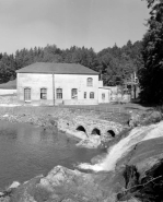 Façade postérieure de la centrale (cadrage vertical). © Région Bourgogne-Franche-Comté, Inventaire du patrimoine