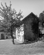 Façade latérale droite du bâtiment des communs. © Région Bourgogne-Franche-Comté, Inventaire du patrimoine