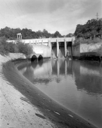 Evacuateur et bassin d'amortissement (cadrage vertical). © Région Bourgogne-Franche-Comté, Inventaire du patrimoine