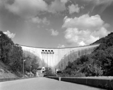 Le barrage, vu d'aval et au grand angle. © Région Bourgogne-Franche-Comté, Inventaire du patrimoine