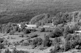 Vue d'ensemble de l'ancienne cantine et de l'ancien logement d'ouvriers. © Région Bourgogne-Franche-Comté, Inventaire du patrimoine