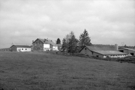 Vue d'ensemble depuis le sud.Porcherie à droite. © Région Bourgogne-Franche-Comté, Inventaire du patrimoine