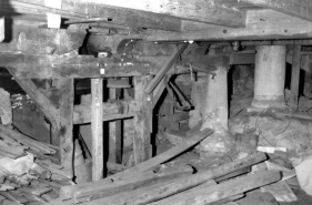 Transmission, support des meules et colonnes (2e étage de soubassement). © Région Bourgogne-Franche-Comté, Inventaire du patrimoine