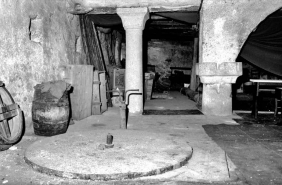 Meule gisante et colonnes (1er étage de soubassement). © Région Bourgogne-Franche-Comté, Inventaire du patrimoine