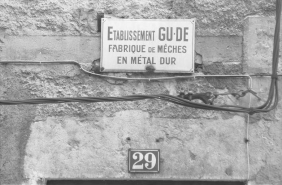Plaque des Ets Gu-De, en façade de l'immeuble amont. © Région Bourgogne-Franche-Comté, Inventaire du patrimoine