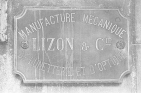 Logement patronal et anciens bureaux (1892) : plaque sur la façade antérieure. © Région Bourgogne-Franche-Comté, Inventaire du patrimoine
