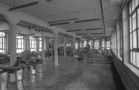 Ateliers de fabrication (1928-1929) : vue d'ensemble de l'étage, depuis le fond. © Région Bourgogne-Franche-Comté, Inventaire du patrimoine