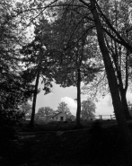 Parc de la Maison des Associations avec l'excavation au premier plan. © Région Bourgogne-Franche-Comté, Inventaire du patrimoine