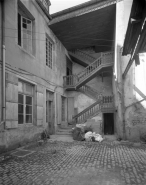 Maison du 18e siècle, 5 rue du Marché (répérée) : détail de l'escalier extérieur sur cour : vue rapprochée. © Région Bourgogne-Franche-Comté, Inventaire du patrimoine
