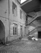 Maison du 18e siècle, 5 rue du Marché (repérée) : détail de l'escalier extérieur sur cour. © Région Bourgogne-Franche-Comté, Inventaire du patrimoine