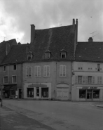 Maison du 18e siècle, 5 rue du Marché (repérée) : façade antérieure avec porte cochère. © Région Bourgogne-Franche-Comté, Inventaire du patrimoine