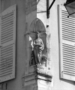 Détail de la niche et de la statuette à l'angle de la façade principale, de face. © Région Bourgogne-Franche-Comté, Inventaire du patrimoine