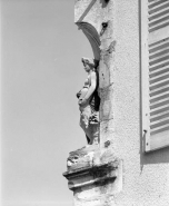 Détail de la niche et de la statuette à l'angle de la façade principale : de profil. © Région Bourgogne-Franche-Comté, Inventaire du patrimoine