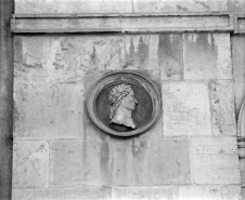 Détail : tête d'empereur romain, à gauche de la façade principale. © Région Bourgogne-Franche-Comté, Inventaire du patrimoine