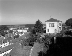 Vue d'ensemble montrant la situation dominante de l'édifice. © Région Bourgogne-Franche-Comté, Inventaire du patrimoine