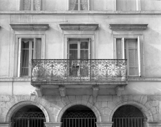 Détail des baies du premier étage de la façade antérieure. © Région Bourgogne-Franche-Comté, Inventaire du patrimoine