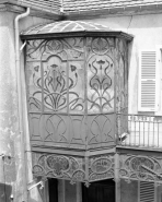 Façade antérieure sur cour : détail de la logette gauche. © Région Bourgogne-Franche-Comté, Inventaire du patrimoine