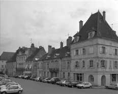 Place de Gaulle : édifices situés en face de l'hôtel de ville. © Région Bourgogne-Franche-Comté, Inventaire du patrimoine