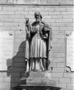 Vue d'ensemble de la statue de saint Pierre Fourier, de face. © Région Bourgogne-Franche-Comté, Inventaire du patrimoine