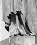 Détail de la partie inférieure de la statue de saint Pierre Fourier, avec signature du sculpteur. © Région Bourgogne-Franche-Comté, Inventaire du patrimoine