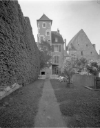 Façade postérieure du n° 8 de la rue du Marché, avec la tour Saint Pierre Fourier, et la façade postérieure du grenier à blé. © Région Bourgogne-Franche-Comté, Inventaire du patrimoine