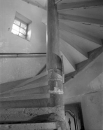 Tour Saint Pierre Fourier : détail de l'escalier en vis, en pierre puis en bois donnant accès à l'escalier pivotant. © Région Bourgogne-Franche-Comté, Inventaire du patrimoine