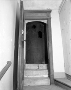 Porte d'entrée ouverte montrant le cylindre pivotant fermé contenant l'escalier. © Région Bourgogne-Franche-Comté, Inventaire du patrimoine