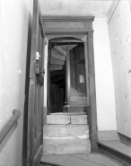 Porte d'entrée ouverte montrant l'escalier en vis contenu dans le cylindre pivotant. © Région Bourgogne-Franche-Comté, Inventaire du patrimoine