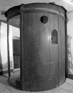 Détail du rez-de-chaussée du cylindre pivotant contenant l'escalier : partie pleine. © Région Bourgogne-Franche-Comté, Inventaire du patrimoine
