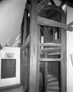 Détail du cylindre pivotant sommet compris, vu au niveau de la cellule de saint Pierre Fourier. © Région Bourgogne-Franche-Comté, Inventaire du patrimoine